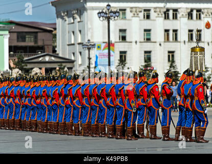 Der mongolischen Streitkräfte ehrenamtliche Guard In traditioneller Uniform auf die Sukhbaatar Platz, Ulaanbaatar, Mongolei Stockfoto