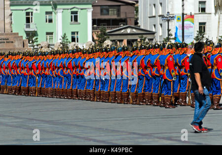 Der mongolischen Streitkräfte ehrenamtliche Guard In traditioneller Uniform auf die Sukhbaatar Platz, Ulaanbaatar, Mongolei Stockfoto