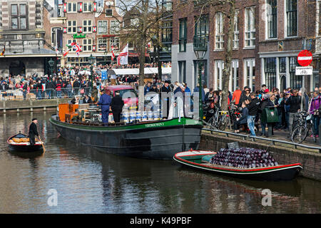 Massen von Touristen während der Käsemarkt in Alkmaar, Niederlande Stockfoto