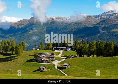 Rifugio Rudi Hutte und der oberen Station der Seilbahn Croda Rossa, Sexten, Dolomiten, Südtirol, Italien Stockfoto