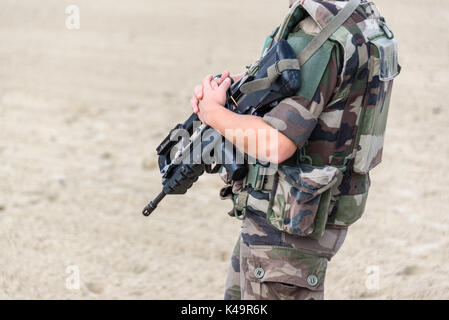 Nahaufnahme von einem französischen Soldaten mit einem automatischen RIFFLE, Krieg und Not-Konzept Stockfoto