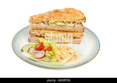 Ham salad Sandwich mit geröstetes Vollkornbrot mit Salat und Krautsalat auf einer Platte gegen Weiße isoliert Stockfoto