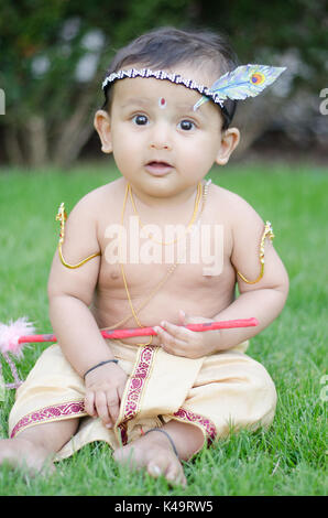 Kleiner Kerl verkleidet als Krishna Stockfoto