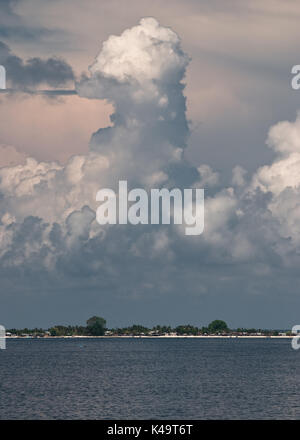 Towering cumulus Wolken über tropische Insel in Indonesien Stockfoto