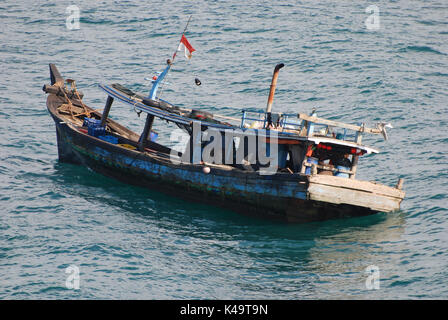 Indonesische Fischerboot in abgehackt Meere Stockfoto