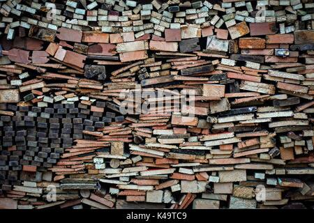 Recyceltem Holz aus einem alten Schuppen Sägen nach unten gezogen und ordentlich für Brennholz gestapelt Stockfoto