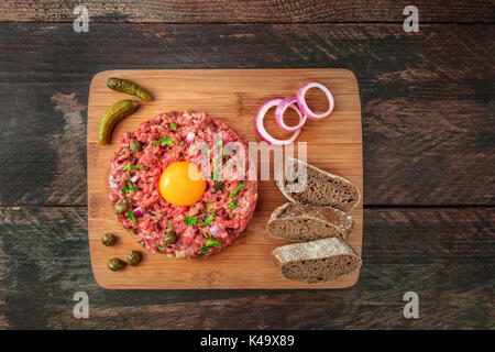 Overhead Foto von Steak Tartar mit garnieren und Copyspace Stockfoto