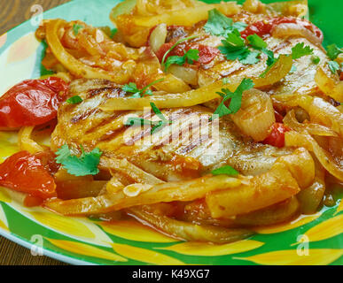 Schweinekoteletts alla Pizzaiola, saftige Schnitzel in eine Italienische Soße mit Tomaten, Zwiebeln gekocht sind, Kräuter der Provence und rote Paprika Flocken Stockfoto