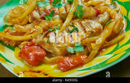 Schweinekoteletts alla Pizzaiola, saftige Schnitzel in eine Italienische Soße mit Tomaten, Zwiebeln gekocht sind, Kräuter der Provence und rote Paprika Flocken Stockfoto