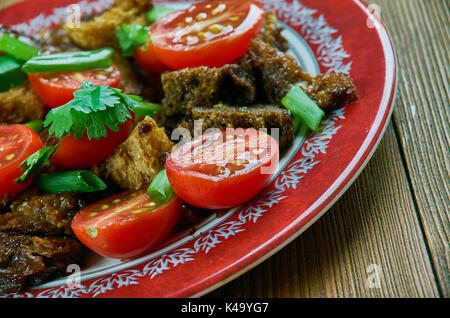 Klassische Panzanella Salat - Tuscan-Style klassische italienische Brot und Tomaten Salat Stockfoto