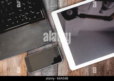 Gruppe der modernen elektronischen Geräte, Computer, Laptops, digitale Tablet- und Smart Phone auf hölzernen Tisch Stockfoto