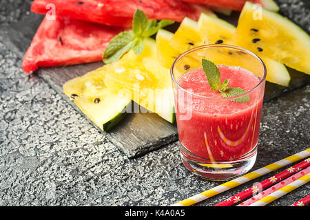 Glas frischen roten Wassermelone Saft mit Scheiben rote und gelbe Wassermelone. Gesundes eco süße Lebensmittel reich an Vitaminen. Stockfoto