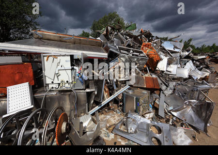 Schrott, Metall, Edelstahl, auf einem Schrottplatz auf die Wiederverwendung, das Recycling Unternehmen, Altmetall, Edelstahl, auf einem Schrottplatz zur Wiederverwendung, Re Stockfoto