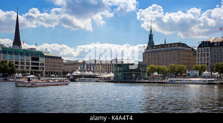 Blick Von Der Alster Auf Den Jungfernstieg In Hamburg Stockfoto