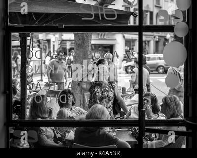 Blick aus dem Fenster auf die Straße Cafés in Funchal, Madeira Stockfoto