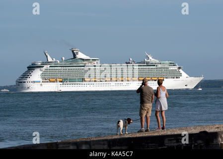 Urlauber aus Calshot Spit auf Southampton Wasser südlichen England Großbritannien vor der Kulisse der Kreuzfahrtschiff Navigator der Meere. August 20. Stockfoto