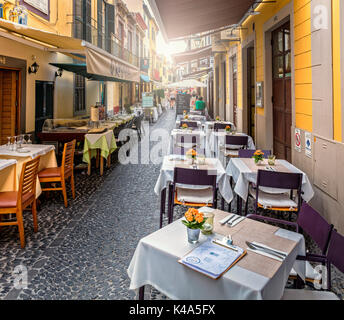 Street Café In Der Rua Santa Maria In Funchal Stockfoto