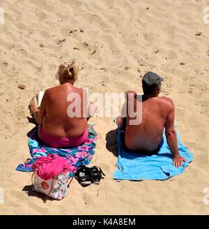 Braungebrannte paar Sonnenbaden am Strand menorca Menorca Spanien Stockfoto