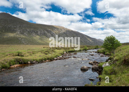 Dionard Fluss, der durch Strath Dionard ein Lachs und Meerforelle Fluss auf der Gualin Immobilien, Sutherland Schottland Juni Stockfoto