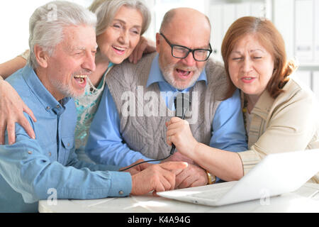 ältere Ehepaare, die Zeitung lesen Stockfoto