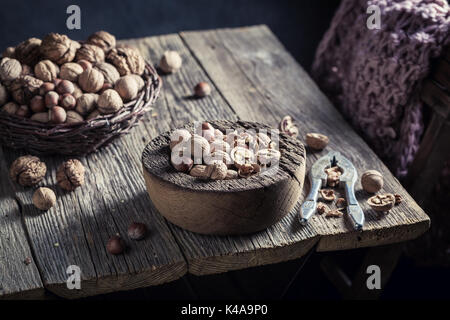 Frische verschiedene Nüsse mit mit alten Nussknacker Stockfoto