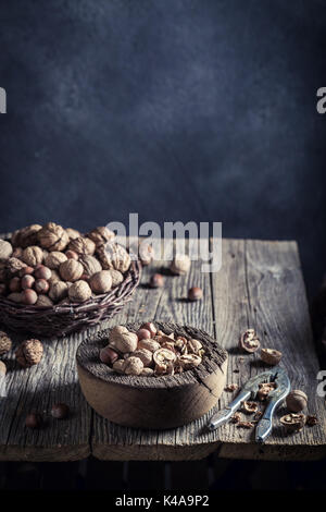 Köstliche Walnüsse und Haselnüsse mit auf rustikalen Holztisch Stockfoto