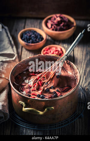 Süße Schokolade mit getrockneten Früchte und Beeren Stockfoto