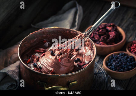 Hausgemachte Schokolade mit getrockneten Früchte und Beeren Stockfoto