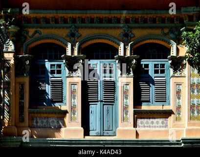 Traditionelle shop Haus mit blauen Fensterläden, Bogenfenster und original chinesischer Fliesen in Singapurs historischen Viertel Little India Stockfoto