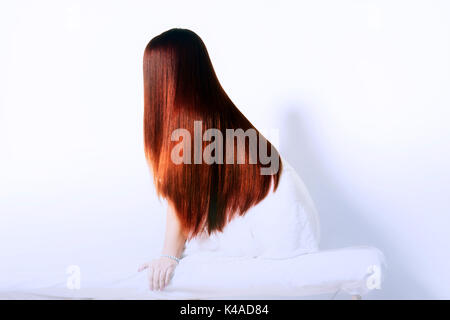 Mädchen mit schönen langen glänzenden Brünette Farbe Haarbehandlung. Lange luxuriöse Haare. Beauty-Aufnahme einer Frau mit luxuriösen langen Haaren. Haarprodukte. Stockfoto
