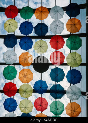 Bunte Regenschirme In Himmel hängen Stockfoto