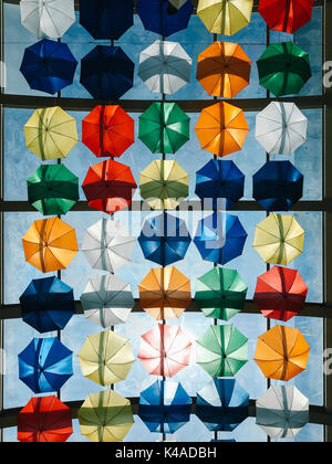 Bunte Regenschirme In Himmel hängen Stockfoto