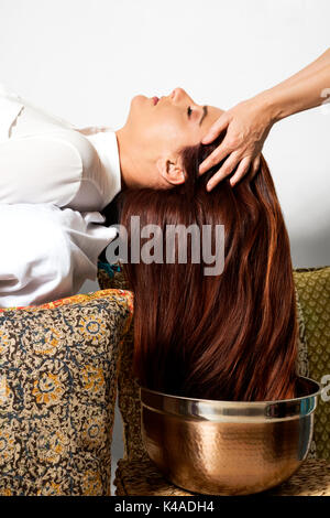 Luxuriöse Haaröl Behandlung Massage. Beauty Frau mit luxuriösen langen Haaren hatte eine Haarfarbe Behandlung für gesundes glänzendes Haar. Schönes Modell. Stockfoto