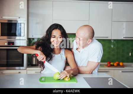 Frau schneidet Gemüse zusammen in der Küche. Stockfoto