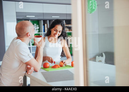 Frau schneidet Gemüse zusammen in der Küche Stockfoto
