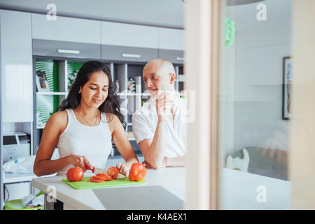 Frau schneidet Gemüse zusammen in der Küche Stockfoto