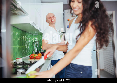 Frau schneidet Gemüse zusammen in der Küche Stockfoto