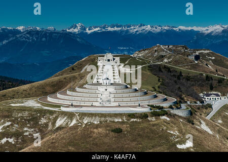 Denkmal auf dem Monte Grappa, Erster Weltkrieg, Sacrario del Monte Grappa, Luftaufnahme, Cimagrappa, Semonzo, Bassano, Venetien Stockfoto