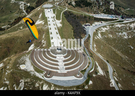 Gleitschirm über Denkmal am Monte Grappa, Erster Weltkrieg, Sacrario del Monte Grappa, Luftaufnahme, Cimagrappa, Semonzo, Bassano Stockfoto