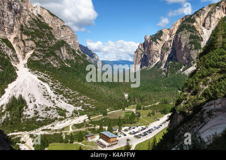 In Norditalien, in den Dolomiten, im Sommer. Die geschäftige Mountain Guesthouse oder Berghütte Rifugio Pederü im Val dai Tamersc auf die lange Strecke route Alta Via 1. Stockfoto