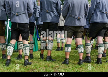 Männer in Lederhosen und traditionellen Loferl, traditionelle Trachtenumzug, Oberland Gaufest in Baiernrain, Oberbayern Stockfoto