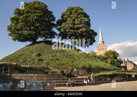 Oxford, UK. Die 11 c Burghügel (Motte) mit dem Turm von Nuffield College im Hintergrund Stockfoto