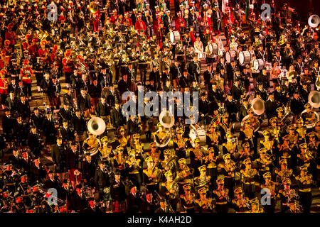 Moskau, Russland - August 2017: Alle Teilnehmer gemeinsam auf den Internationalen Military Tattoo's Music Festival passkaya Tower" in Moskau, Russland Stockfoto