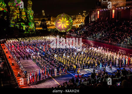 Moskau, Russland - August 2017: Alle Teilnehmer gemeinsam auf den Internationalen Military Tattoo's Music Festival passkaya Tower" in Moskau, Russland Stockfoto