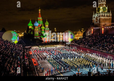 Moskau, Russland - August 2017: Alle Teilnehmer gemeinsam auf den Internationalen Military Tattoo's Music Festival passkaya Tower" in Moskau, Russland Stockfoto