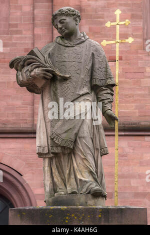 Barocke Statue des Hl. Petrus vor Einhardbasilika, Seligenstadt, Hessen, Deutschland Stockfoto