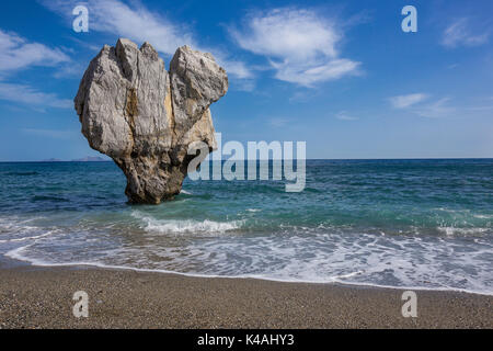 Rock in Herzform im Meer, Strand Preveli, Agios Vasilios, Rethymno, Kreta, Griechenland Stockfoto