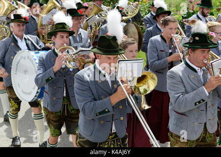 Traditionelle Trachtenumzug, Musik Band Holzhausen, Oberland Gaufest in Baiernrain, Oberbayern, Bayern, Deutschland Stockfoto