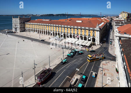 Blick vom Triumphbogen der Rua Augusta, Arco da Rua Augusta, zum Handelsplatz, Praça do Comercio, Baixa Viertel Stockfoto