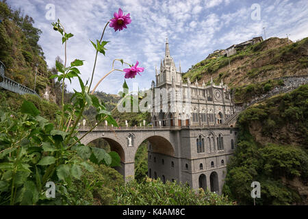 Februar 23, 2017 Las Lajas, Kolumbien: Die berühmten sanctury auf der Spitze eines Canyon mit blühenden Blumen im Vordergrund gebaut Stockfoto